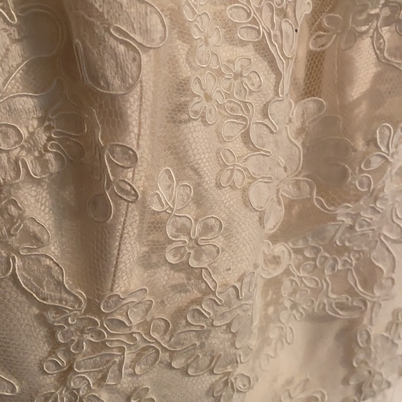 NEW-Bridal Wedding Gown. Size 6. Never worn. - Picture 6 of 12